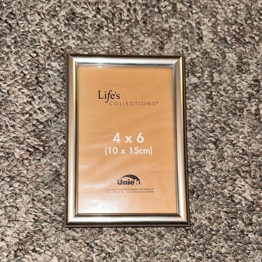 👙Life’s Collection Silver 4x6 Picture Frame - Stylish Home Accent